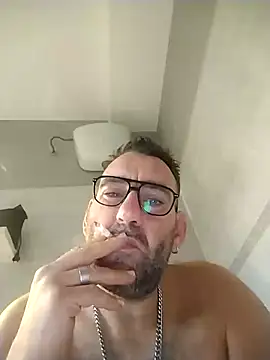 Snapshot of Hardasanut chatting on 10.31.25 Hardasanut online show from 10.31.25