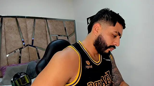 Snapshot of LeandroRusso chatting on 03.11.25 LeandroRusso online show from 03.11.25