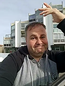 Snapshot of Pourleplasirs chatting on 11.12.25 Pourleplasirs online show from 11.12.25