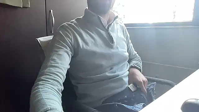 Snapshot of bullyboyy chatting on 10.27.25 bullyboyy online show from 10.27.25