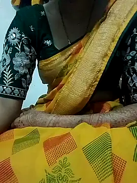 Snapshot of saaniya chatting on 10.13.25 saaniya online show from 10.13.25