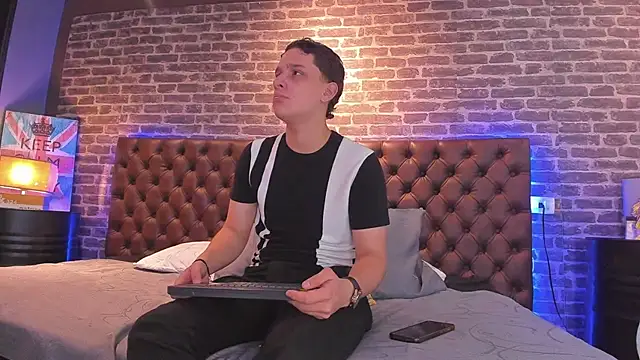 Snapshot of Thomas_May4rs chatting on 02.14.25 Thomas May4rs online show from 02.14.25