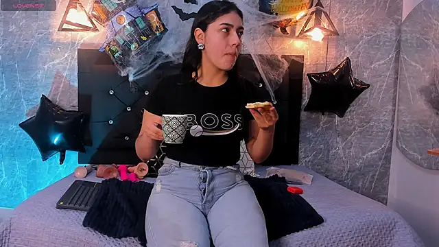 Snapshot of emberhodson chatting on 10.17.25 emberhodson online show from 10.17.25