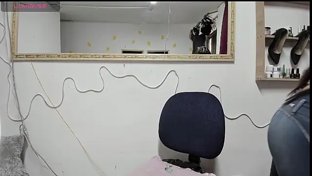 Snapshot of IZZY_BEAUTIFUL chatting on 03.10.25 IZZY BEAUTIFUL online show from 03.10.25