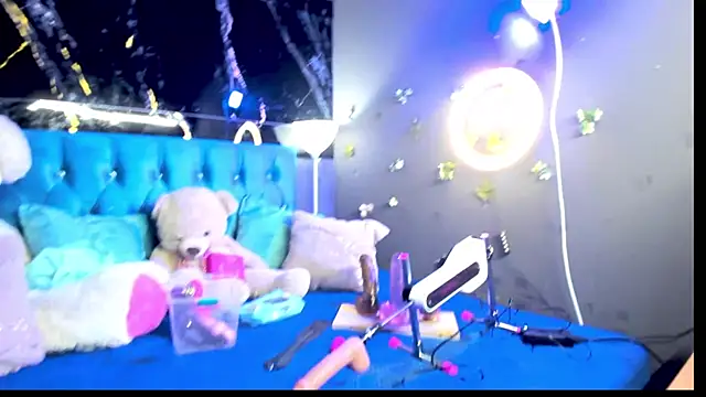 Snapshot of IZZY_BEAUTIFUL chatting on 10.04.25 IZZY BEAUTIFUL online show from 10.04.25