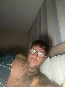 Snapshot of Jamesdeanmcqueen chatting on 11.04.25 Jamesdeanmcqueen online show from 11.04.25