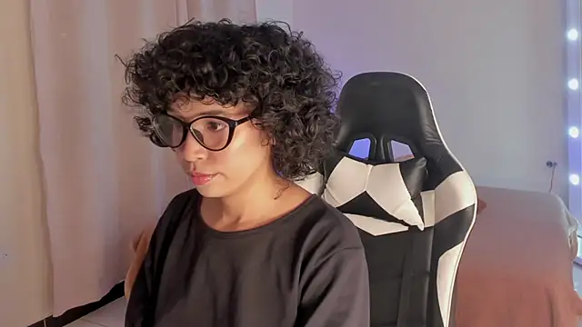 Snapshot of leahaltomm chatting on 02.23.25 leahaltomm online show from 02.23.25