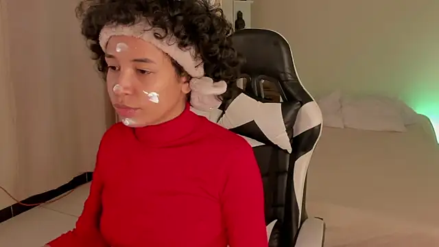 Snapshot of leahaltomm chatting on 03.01.25 leahaltomm online show from 03.01.25