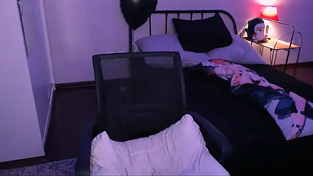 Snapshot of rennnuts chatting on 10.15.25 rennnuts online show from 10.15.25