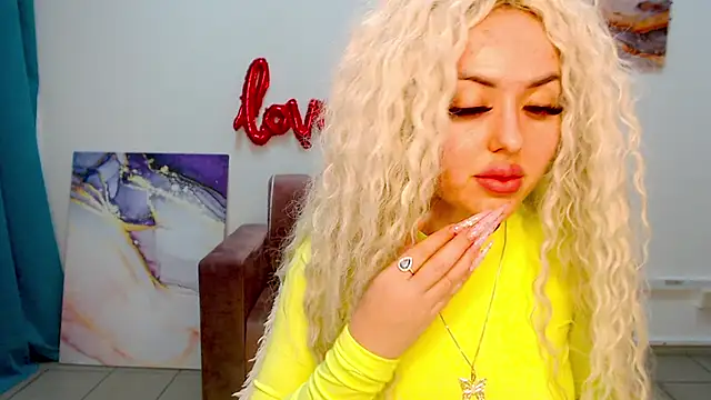 Snapshot of MissisCaty chatting on 02.09.25 MissisCaty online show from 02.09.25