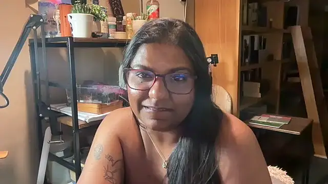 Snapshot of SophieStarShine chatting on 10.13.25 SophieStarShine online show from 10.13.25