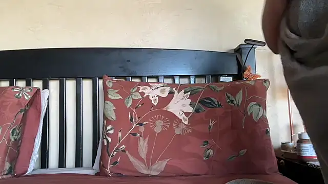 Snapshot of SophieStarShine chatting on 10.28.25 SophieStarShine online show from 10.28.25