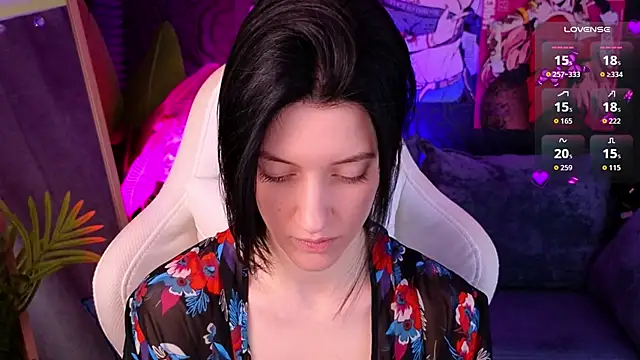 Snapshot of roxy_riot_ chatting on 10.18.25 roxy riot  online show from 10.18.25