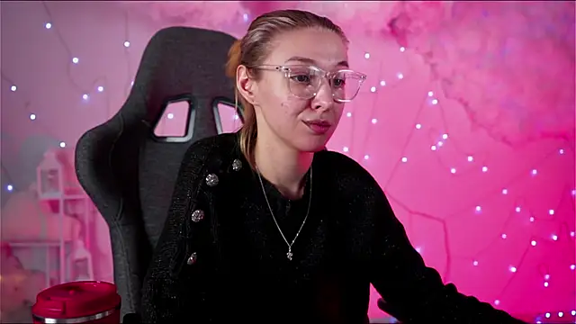 Snapshot of PhilippaAdamas chatting on 03.08.25 PhilippaAdamas online show from 03.08.25