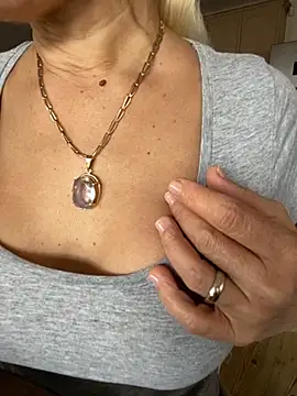 Snapshot of DeboraXporn chatting on 10.29.25 DeboraXporn online show from 10.29.25