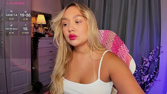 Snapshot of _Loneve__ chatting on 10.12.25  Loneve   online show from 10.12.25