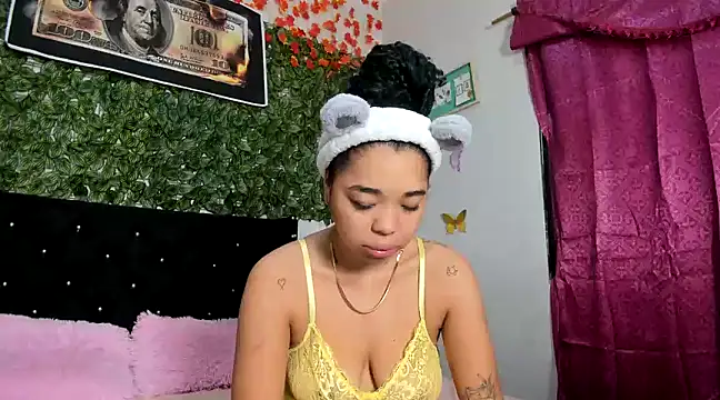 Snapshot of Mishellehot_10 chatting on 03.10.25 Mishellehot 10 online show from 03.10.25