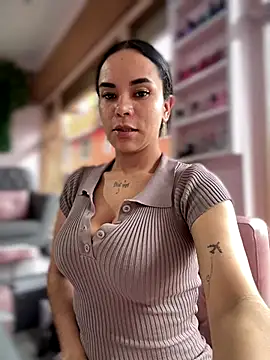 Snapshot of Naatalia chatting on 09.22.25 Naatalia online show from 09.22.25