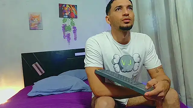 Snapshot of Reina_paola chatting on 10.28.25 Reina paola online show from 10.28.25