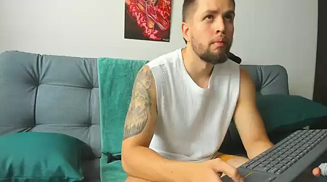 Snapshot of bastianwatson10 chatting on 03.19.25 bastianwatson10 online show from 03.19.25