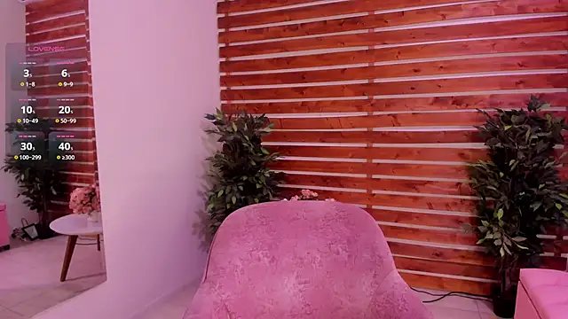 Snapshot of Laura_Bonnet_ chatting on 09.28.25 Laura Bonnet online show from 09.28.25