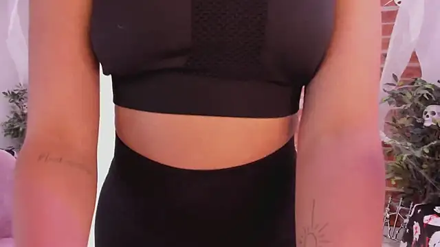 Snapshot of Laura_Bonnet_ chatting on 10.24.25 Laura Bonnet online show from 10.24.25