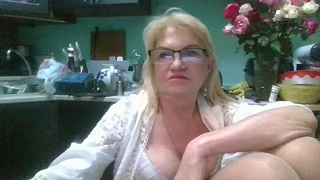 Snapshot of Heidi-Helga chatting on 10.06.25 Heidi-Helga online show from 10.06.25