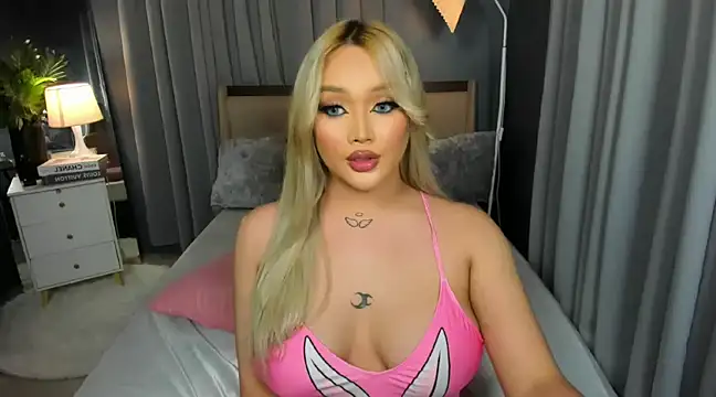 Snapshot of KylieSonique chatting on 03.06.25 KylieSonique online show from 03.06.25