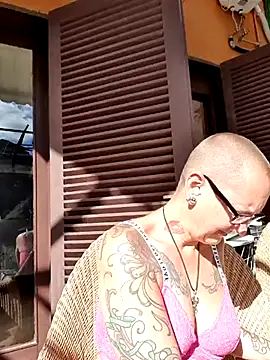 Snapshot of Emma_Milf25 chatting on 03.06.25 Emma Milf25 online show from 03.06.25