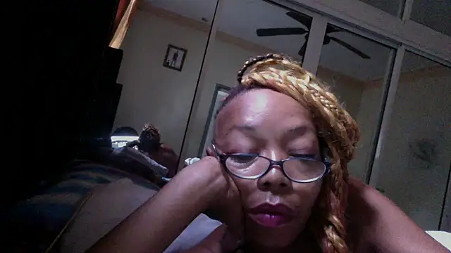 Ladyzee25 online show from 10.17.25