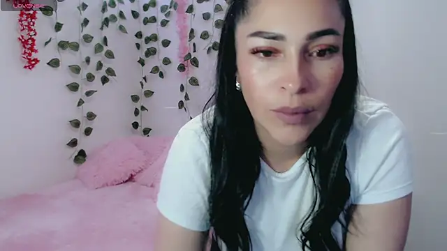 Snapshot of luna_lgomez_ chatting on 03.08.25 luna lgomez  online show from 03.08.25