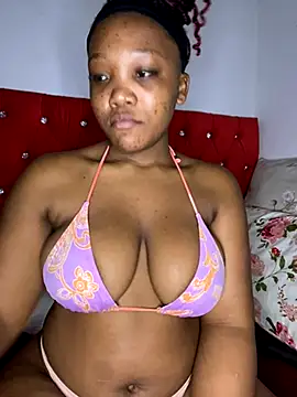 Snapshot of Beyoncex05 chatting on 10.03.25 Beyoncex05 online show from 10.03.25