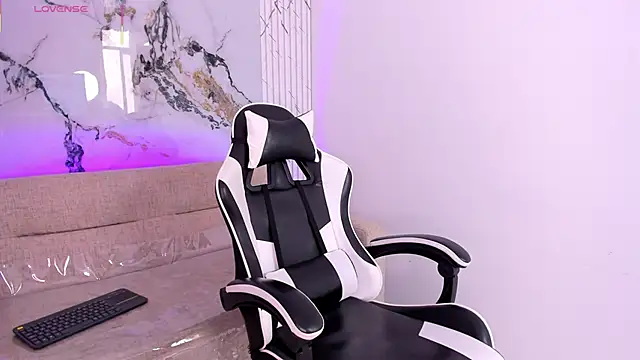 Snapshot of LexiAndDeker chatting on 10.02.25 LexiAndDeker online show from 10.02.25