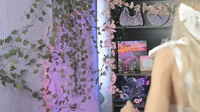 Snapshot of MelissaMillton chatting on 03.05.25 MelissaMillton online show from 03.05.25