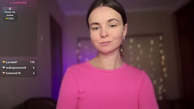 Snapshot of lanaloulou chatting on 09.30.25 lanaloulou online show from 09.30.25