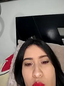 Snapshot of mialorents chatting on 10.17.25 mialorents online show from 10.17.25