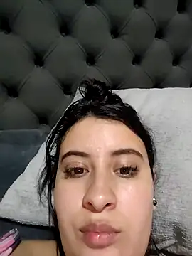 Snapshot of mialorents chatting on 10.22.25 mialorents online show from 10.22.25