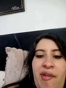 Snapshot of mialorents chatting on 10.31.25 mialorents online show from 10.31.25