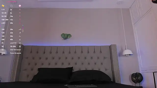 Snapshot of Emiliana_Rios chatting on 10.28.25 Emiliana Rios online show from 10.28.25