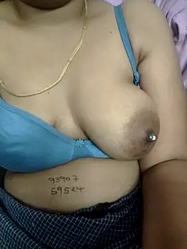 Snapshot of priya_00143 chatting on 03.11.25 priya 00143 online show from 03.11.25