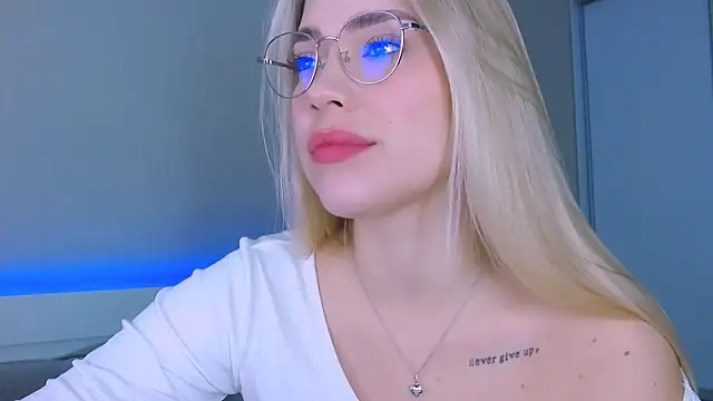 Snapshot of DIANAxxxDIAMOND chatting on 10.17.25 DIANAxxxDIAMOND online show from 10.17.25