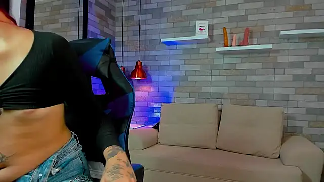 Snapshot of DixyPalmer chatting on 10.11.25 DixyPalmer online show from 10.11.25