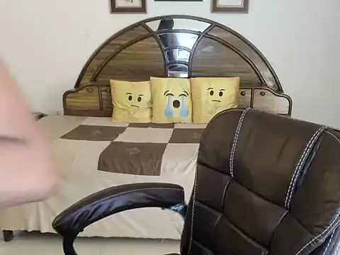 Snapshot of LovelyYoYo chatting on 10.08.25 LovelyYoYo online show from 10.08.25