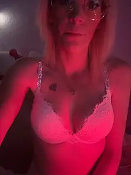 Snapshot of geilemine chatting on 09.30.25 geilemine online show from 09.30.25