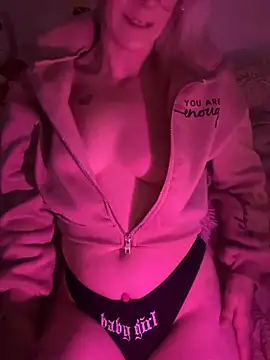 Snapshot of geilemine chatting on 10.28.25 geilemine online show from 10.28.25