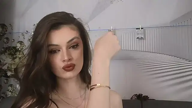 Snapshot of EvoletteLouLou chatting on 10.09.25 EvoletteLouLou online show from 10.09.25