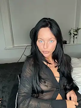 Snapshot of juicylucie chatting on 09.08.25 juicylucie online show from 09.08.25