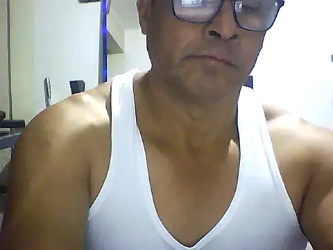 Snapshot of sexigym35 chatting on 09.30.25 sexigym35 online show from 09.30.25