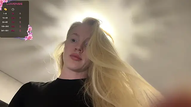 Snapshot of Elizabeth_Mitchel chatting on 10.05.25 Elizabeth Mitchel online show from 10.05.25