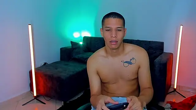 Snapshot of Latin_Boyss_ chatting on 10.10.25 Latin Boyss online show from 10.10.25